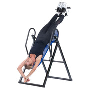 Moteris naudojasi inversiniu stalu VELLOFIT 300, kad sumažintų nugaros skausmus ir pagerintų savijautą.